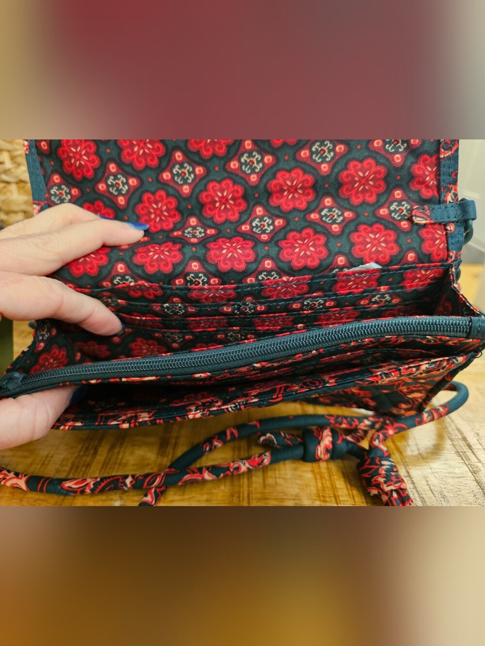 NWT Vera Bradley Wildwood Wallet Crossbody Dark Green With Red Floral - Picture 3 of 4